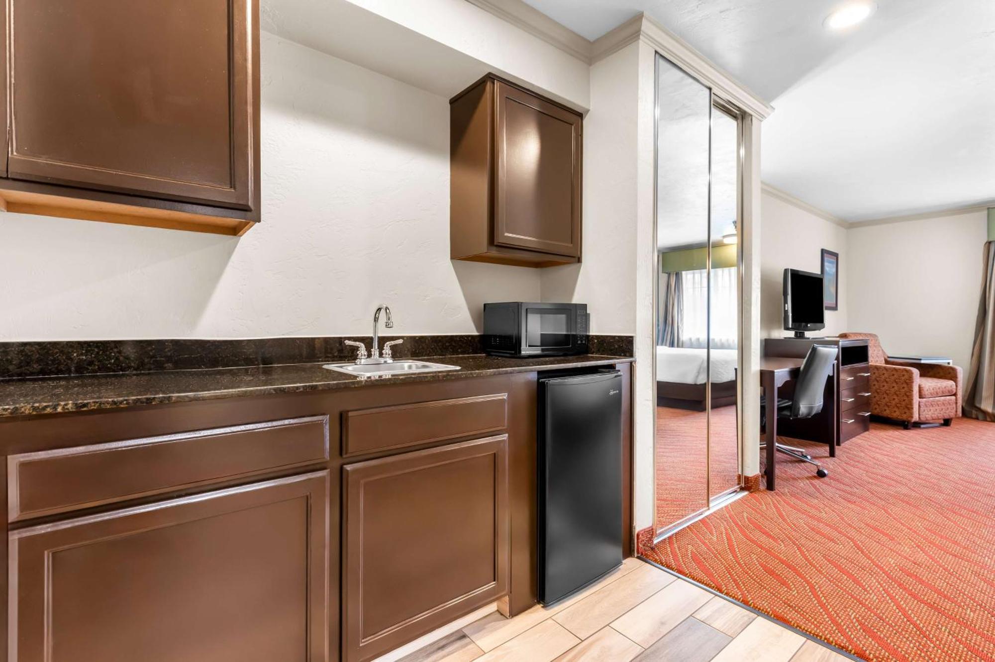 Best Western Plus Parkway Inn Wilsonville Eksteriør billede