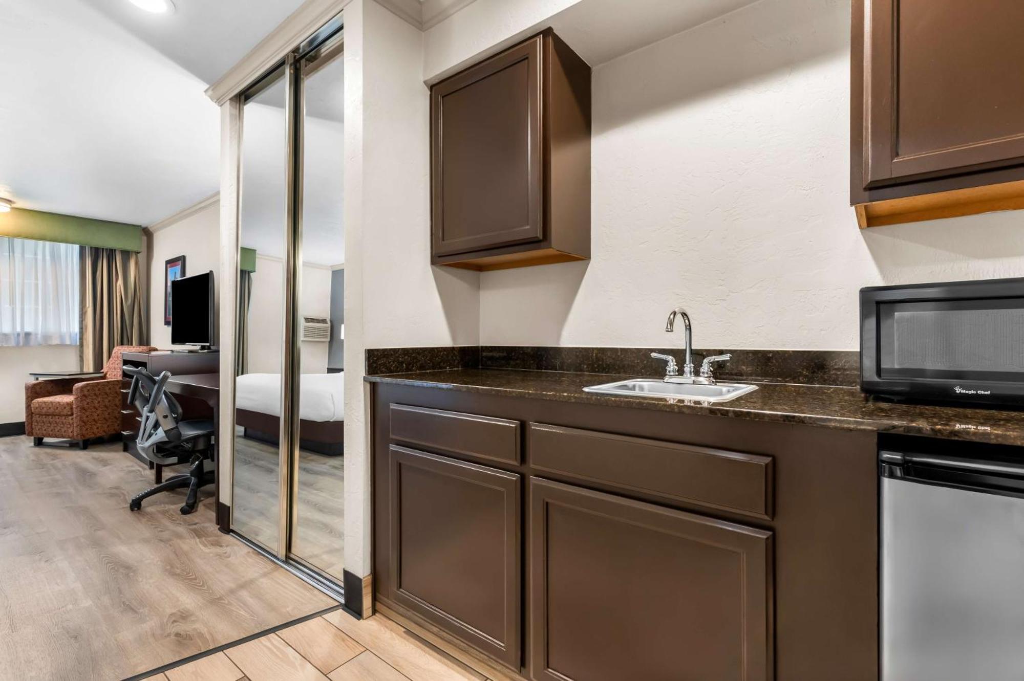 Best Western Plus Parkway Inn Wilsonville Eksteriør billede